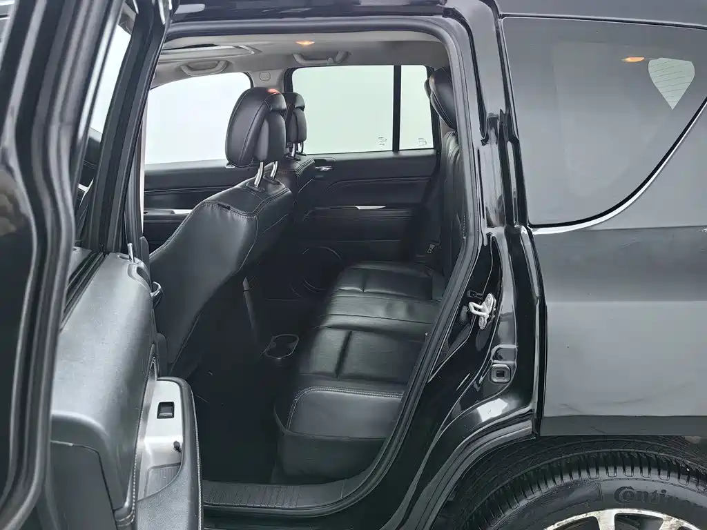Photo 15 - Jeep Compass (Import)