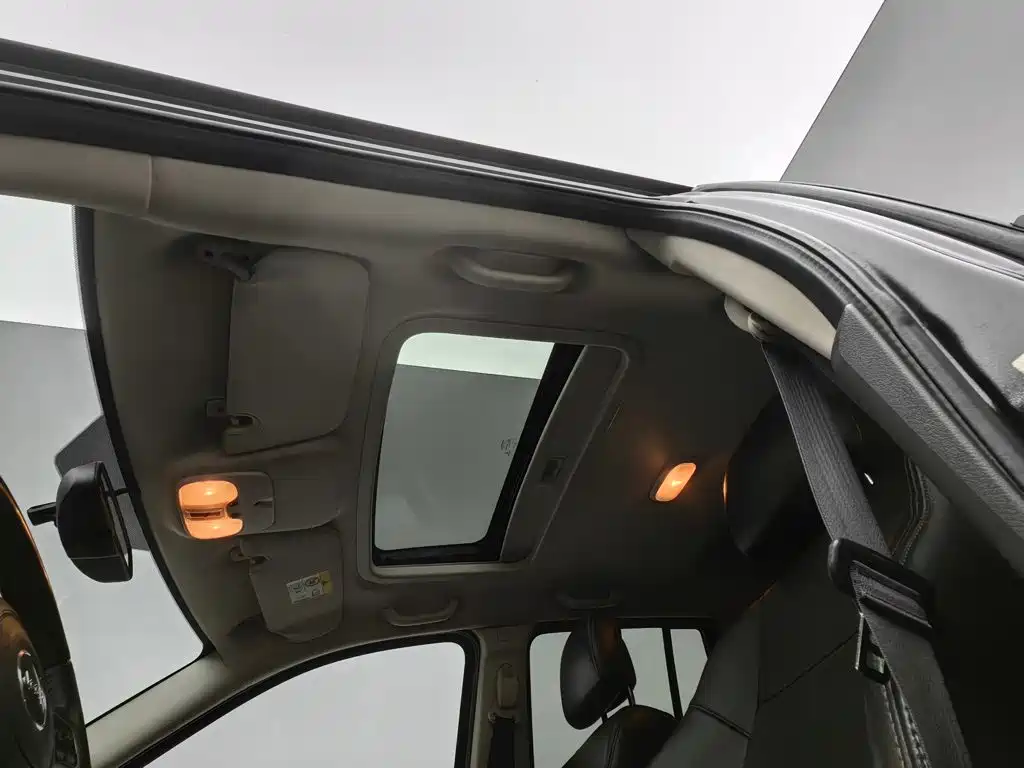 Photo 14 - Jeep Compass (Import)