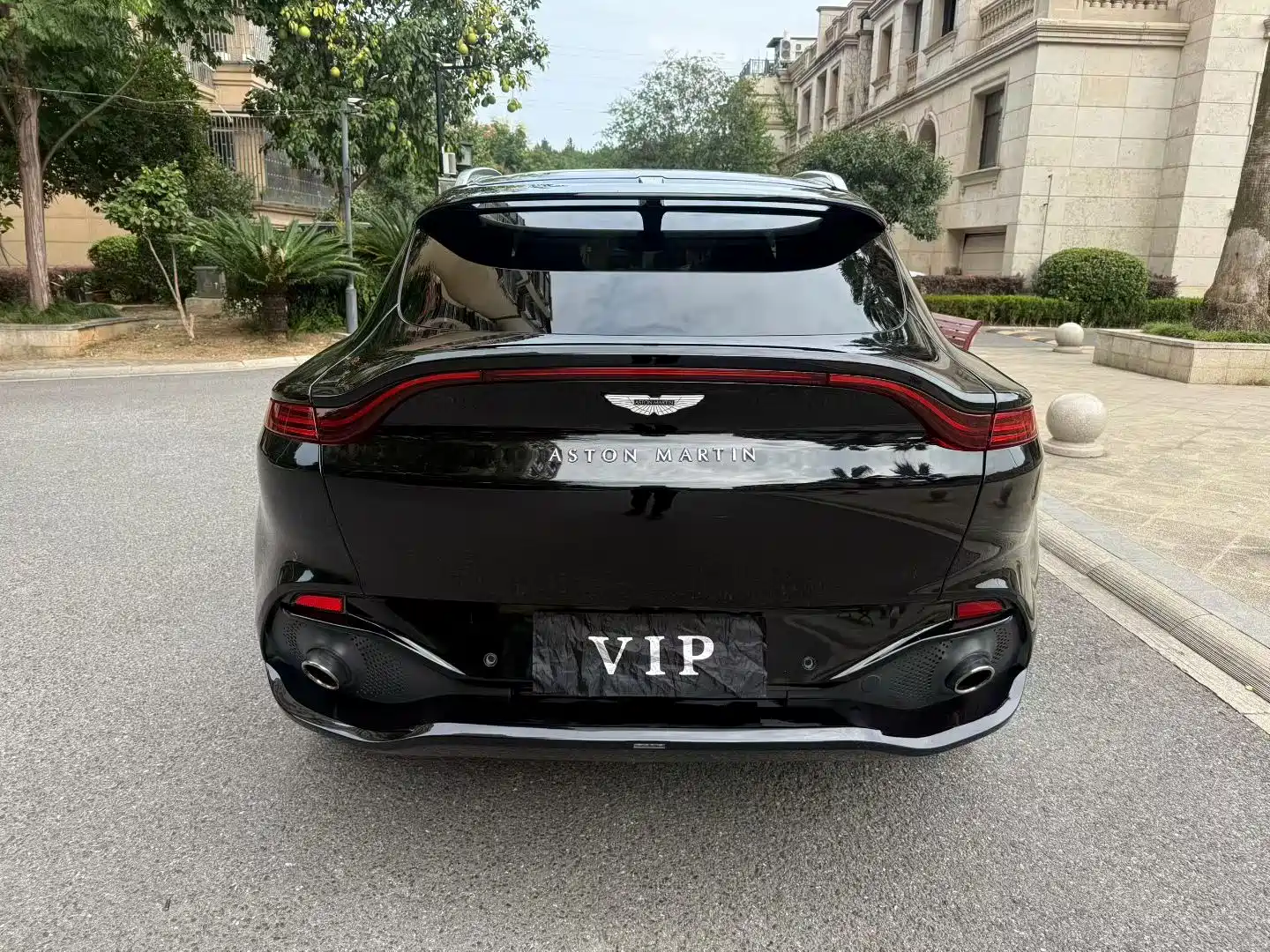 Фото 4 - Aston Martin DBX