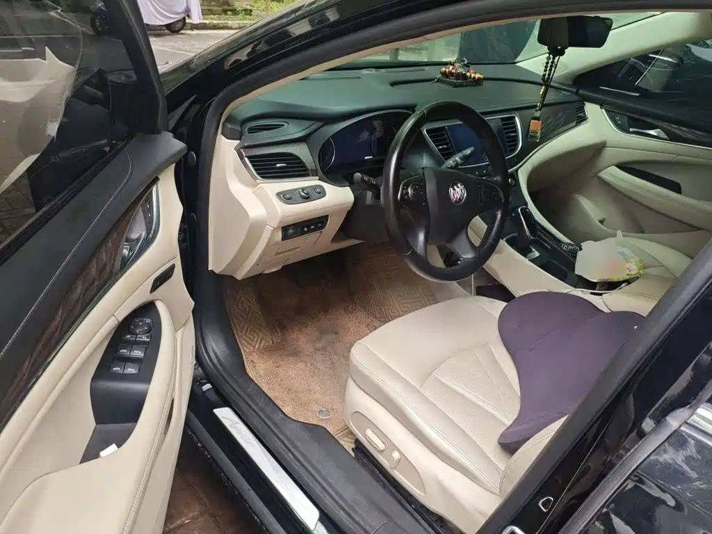 Photo 17 - Buick LaCrosse