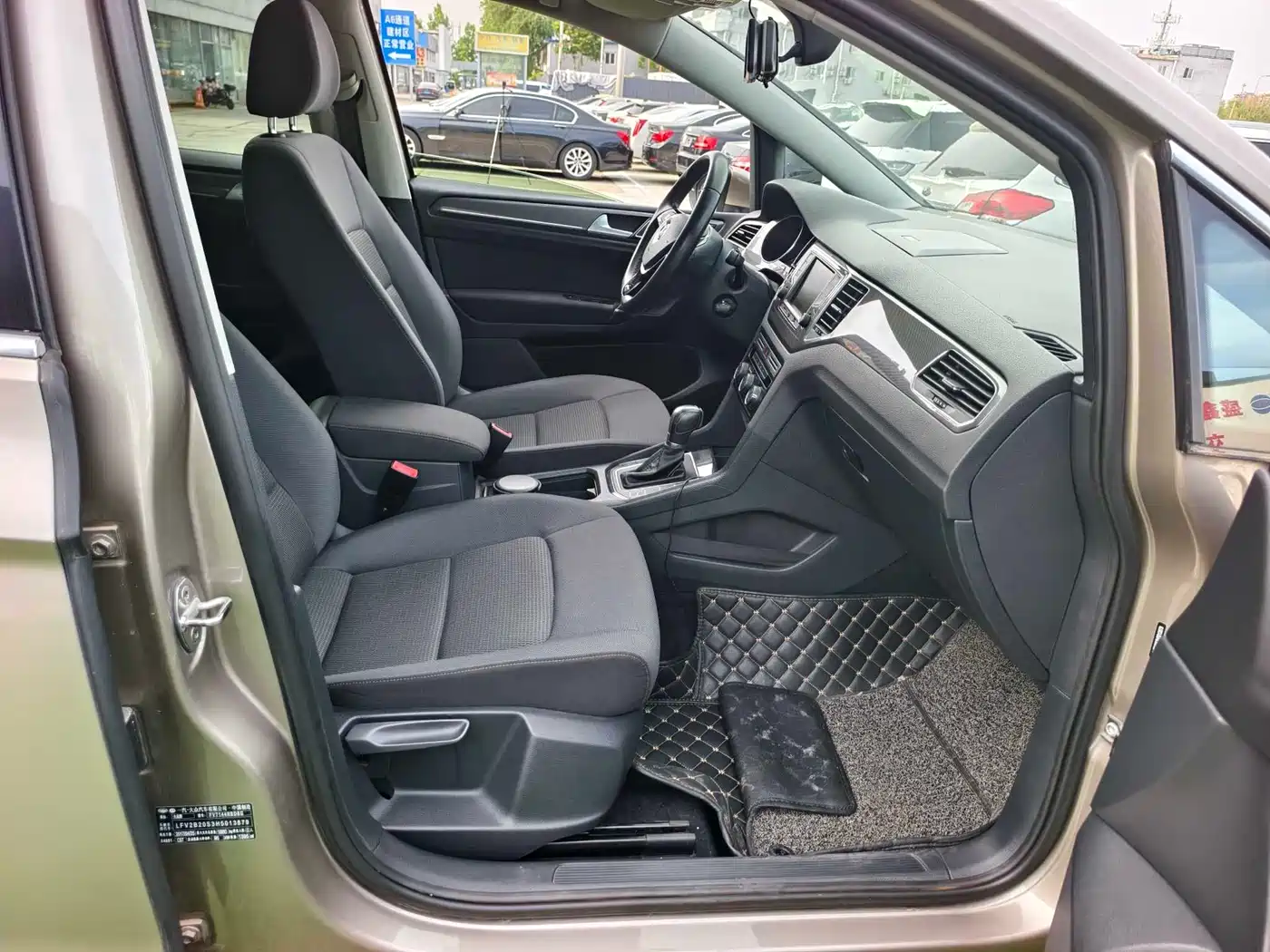 Volkswagen Golf Sportsvan 2016 230TSI Automatic Progressive фото 16