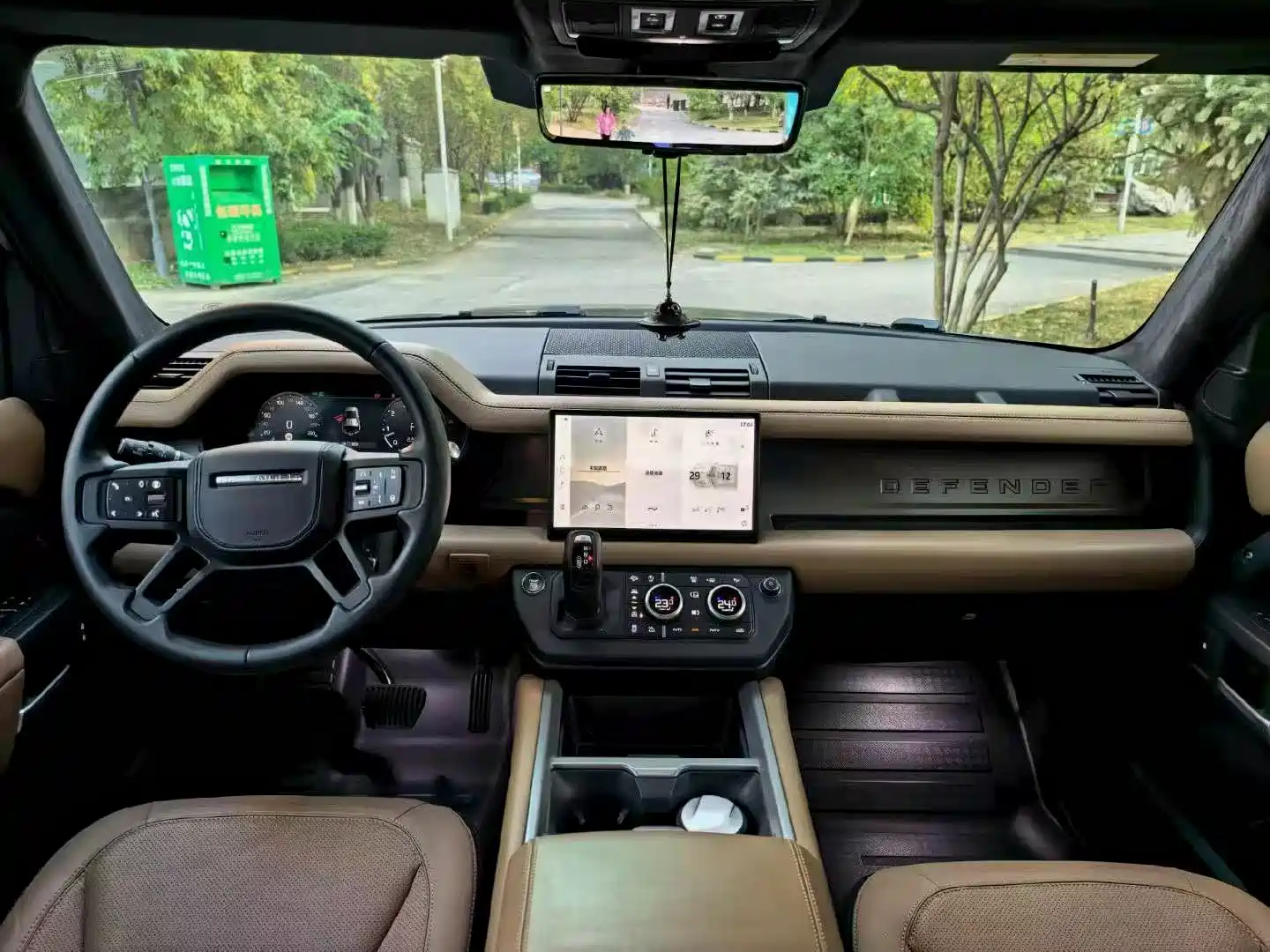 Photo 5 - Land Rover Defender