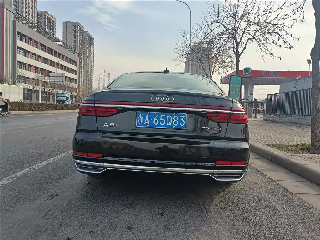 AUDI A8