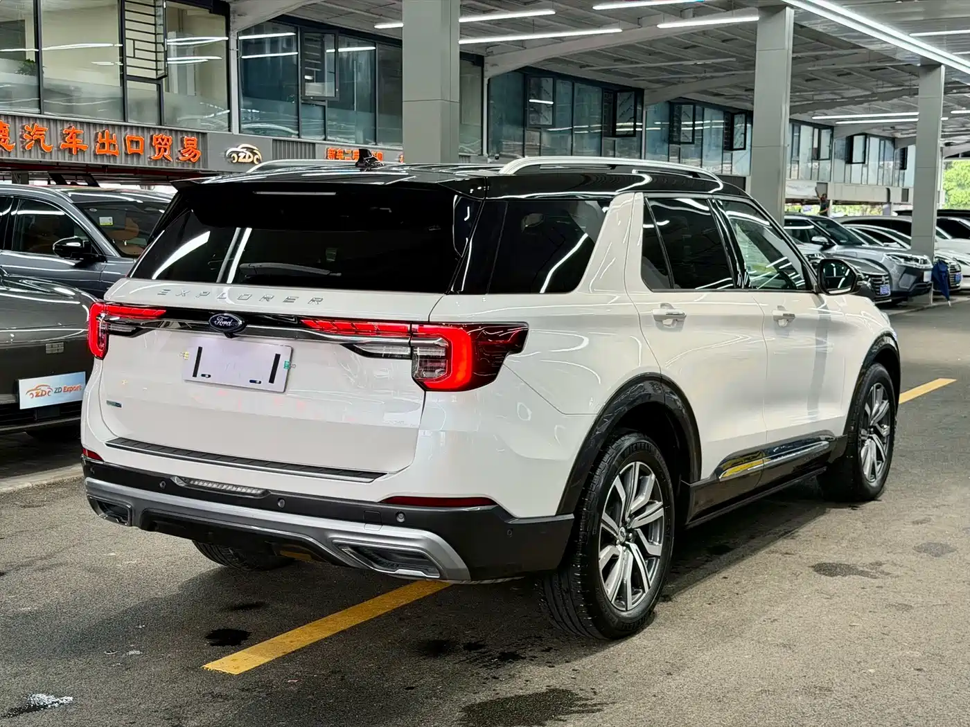 Photo 19 - Ford Explorer