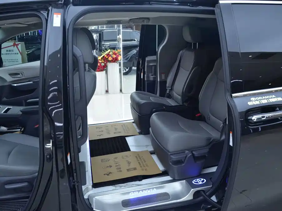 Toyota Granvia 2025 2024 2.5L Hybrid Comfort