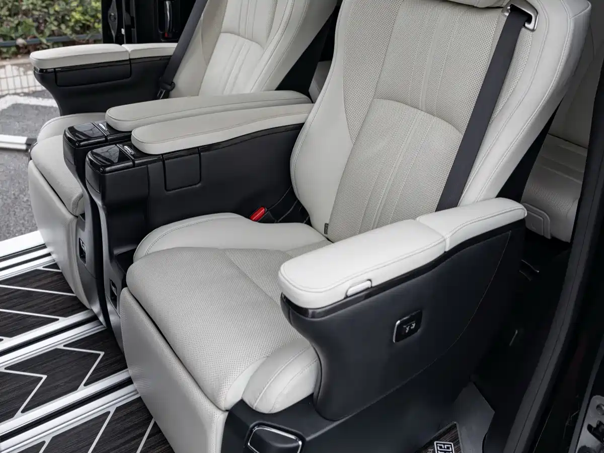 Lexus LM 2020 300h Seven-Seater Elegance Edition фото 22