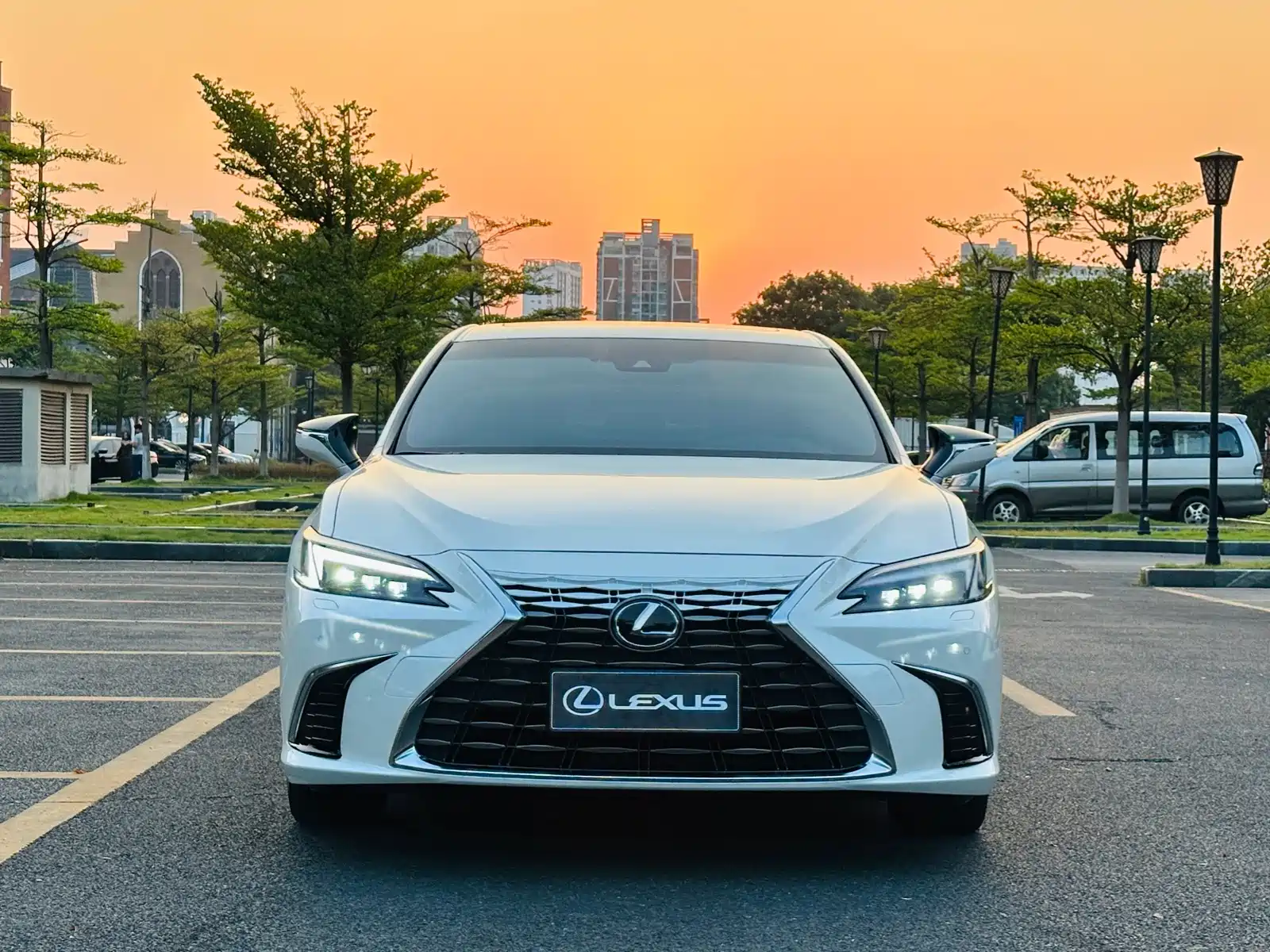 Photo 2 - Lexus ES