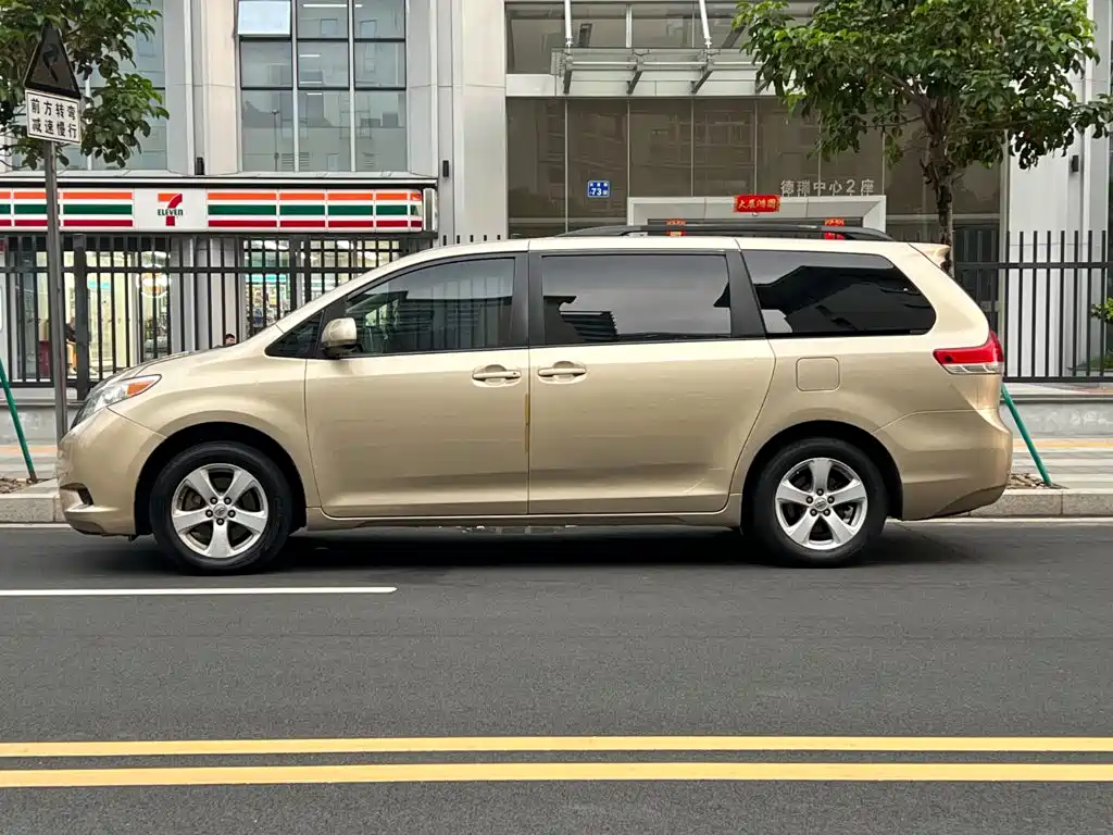 Фото 24 - Toyota Sienna