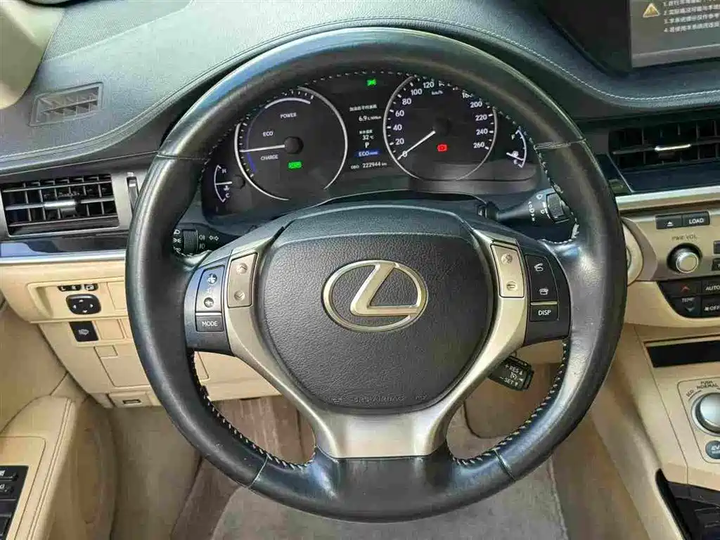 Фото 6 - Lexus ES