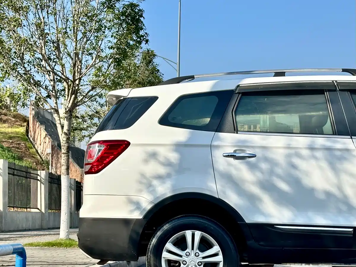 BAIC Huansu S3 2015 2014 1.5L Luxury (China IV)