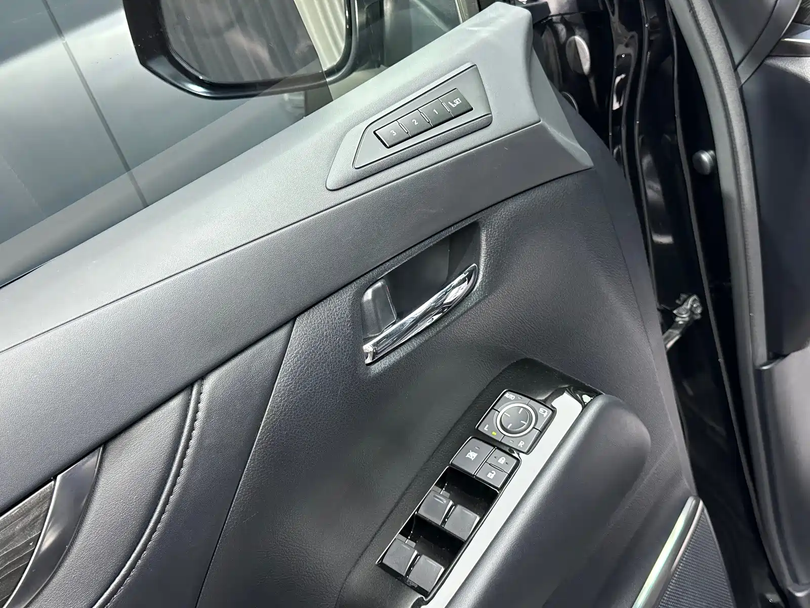 Фото 8 - Lexus LM