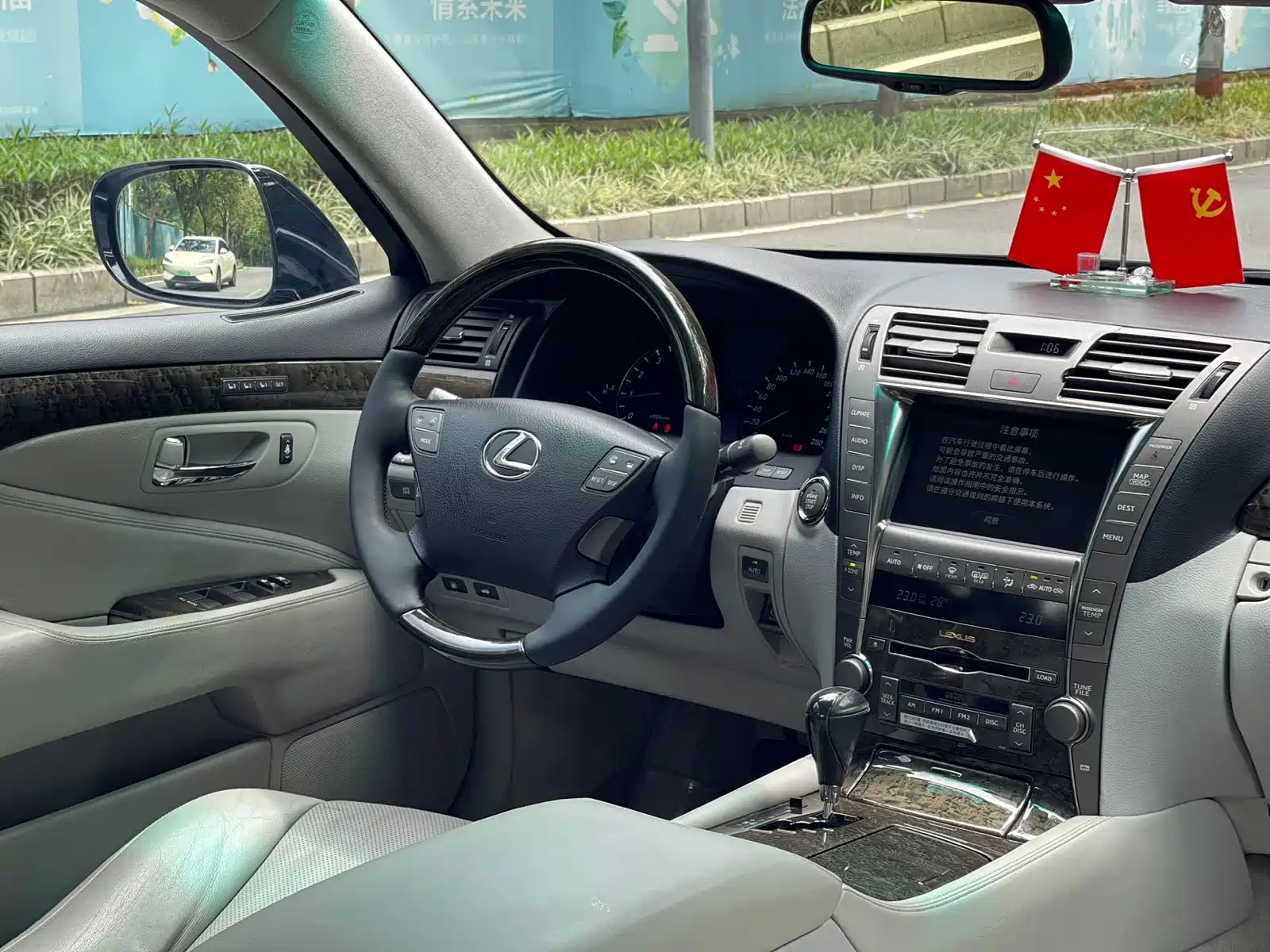 Фото 6 - Lexus LS