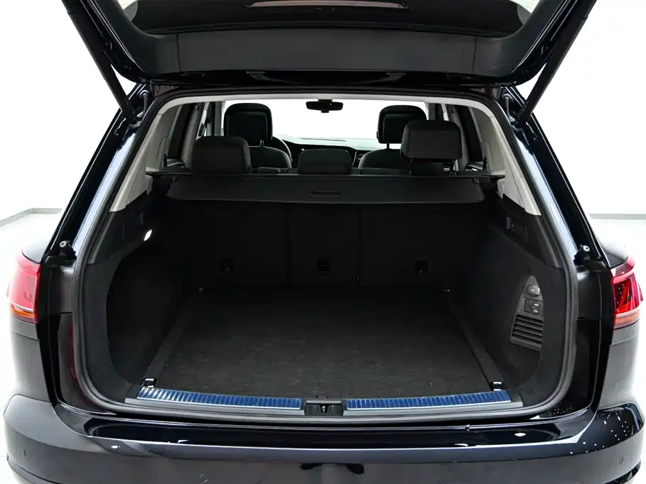 Volkswagen Touareg 2021 3.0TSI R-Line Classic Sport Package фото 38