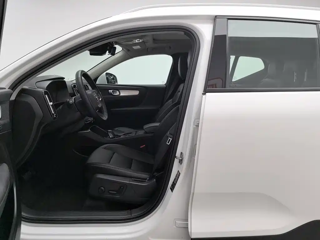 Фото 10 - Volvo XC40