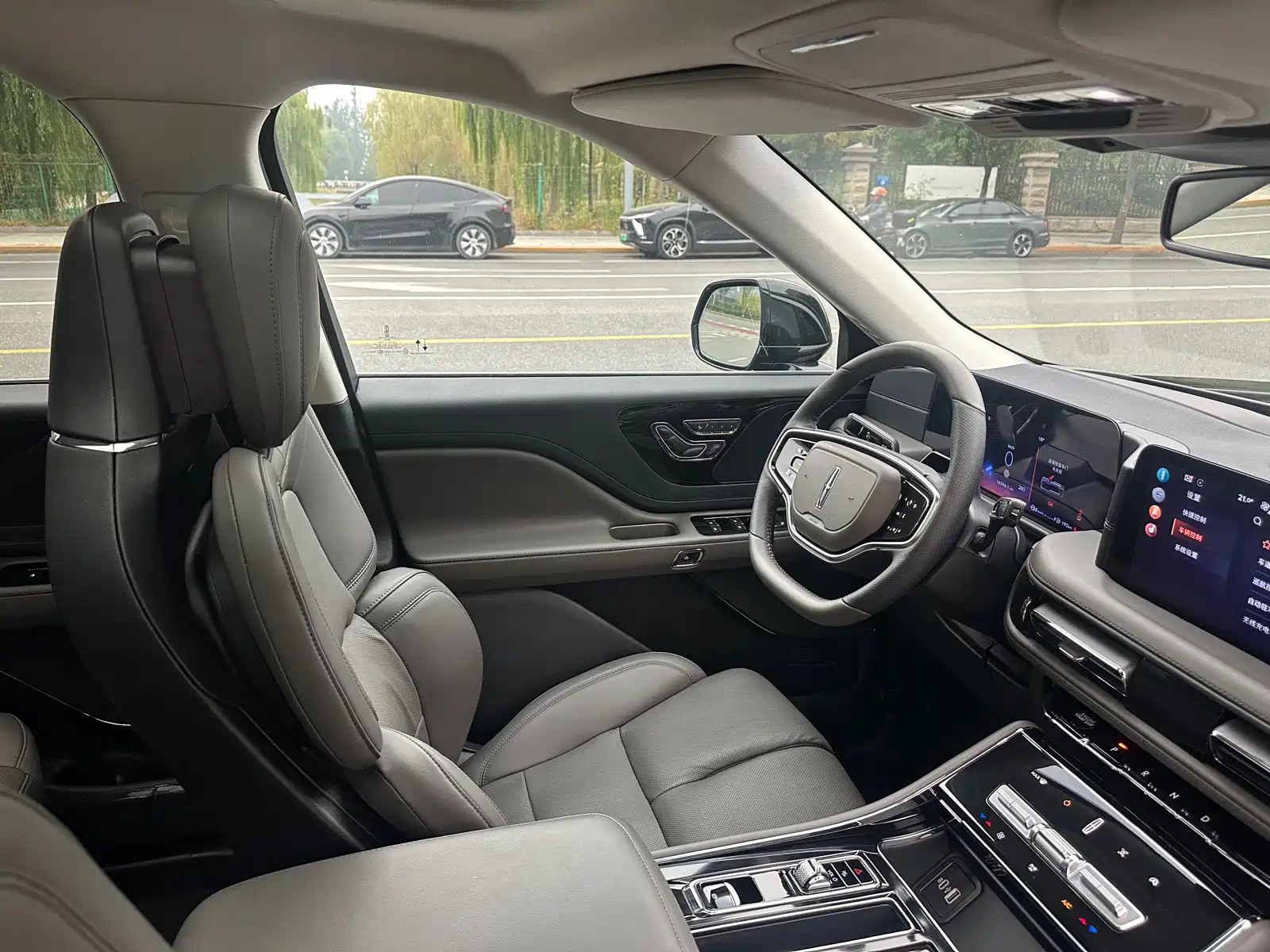 Photo 13 - Lincoln Aviator