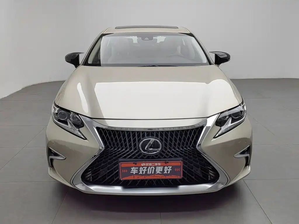 Фото 3 - Lexus ES