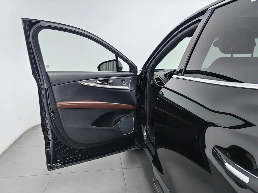 Photo 8 - Lincoln MKX