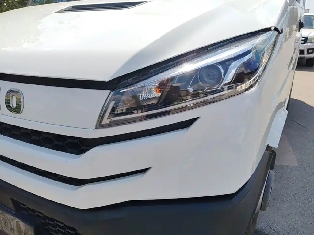 Iveco Daily 2024 2023 2.8T V35 Van Short Wheelbase Medium Roof Dual Tire Sliding Door 2-3 Seats