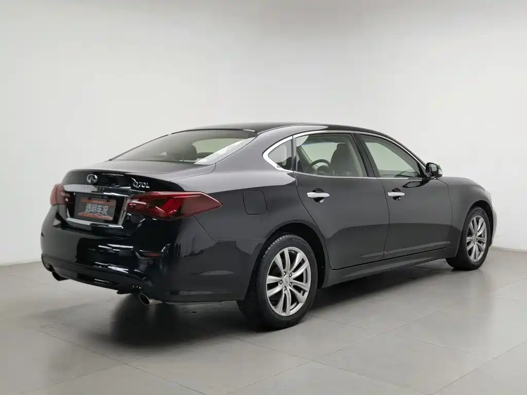 Photo 2 - Infiniti Q70