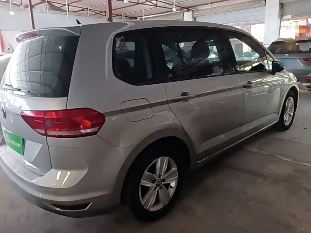 Photo 7 - Volkswagen Touran