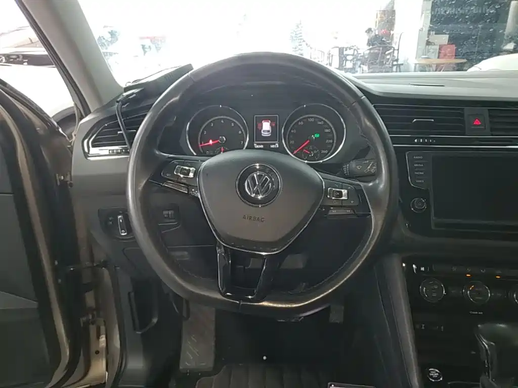 Volkswagen Tiguan L 2017 330TSI Automatic 2WD Comfort Edition фото 11