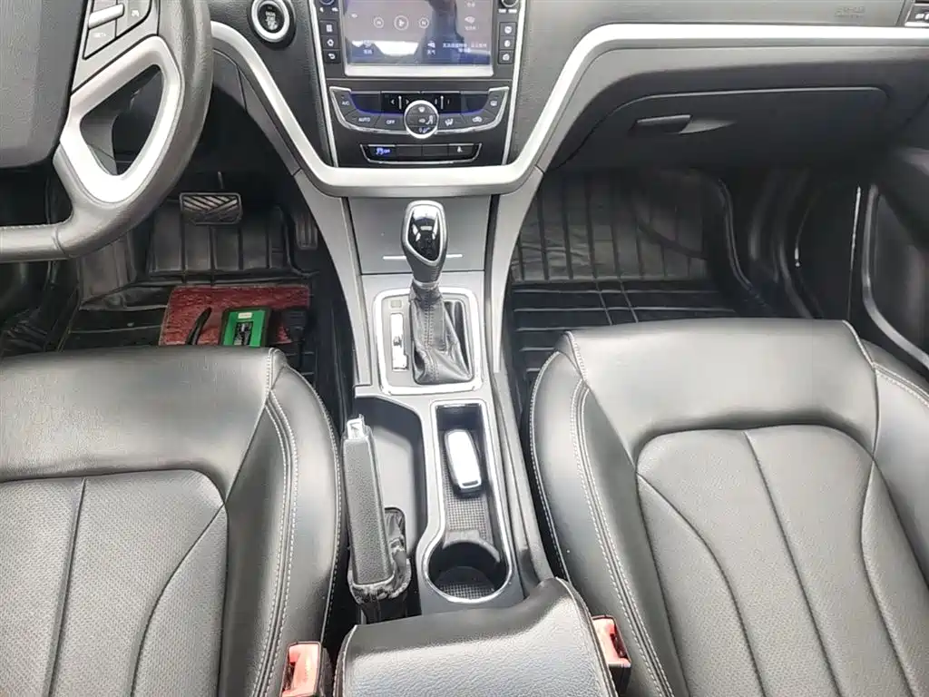 Фото 14 - Geely Emgrand