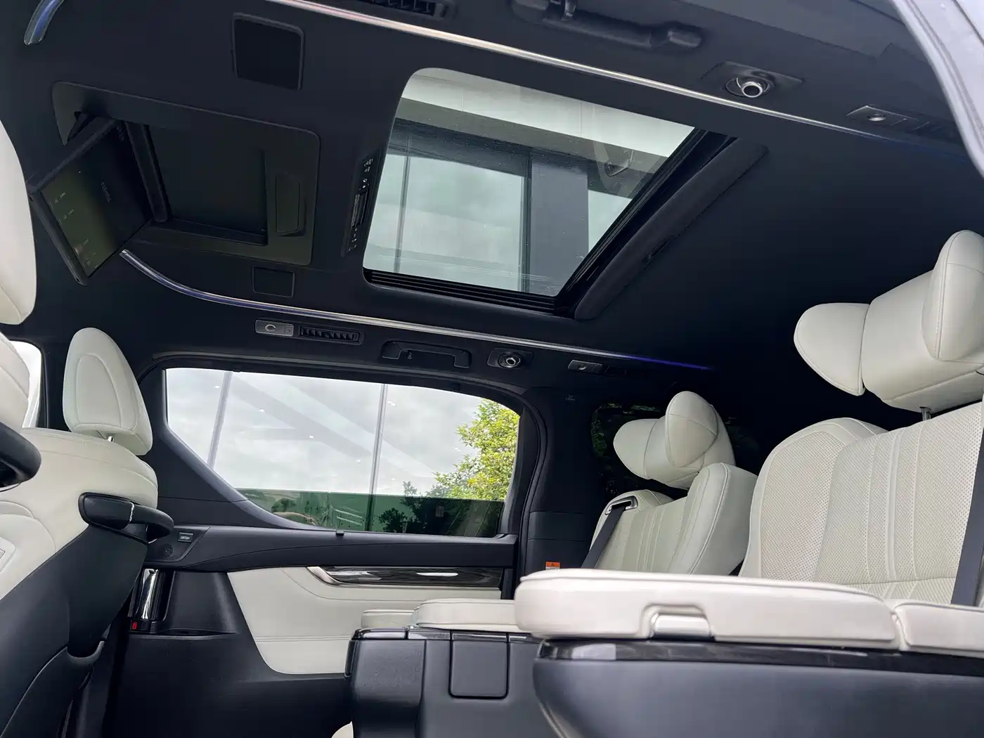 Lexus LM 2020 300h Seven-Seater Elegance Edition фото 22