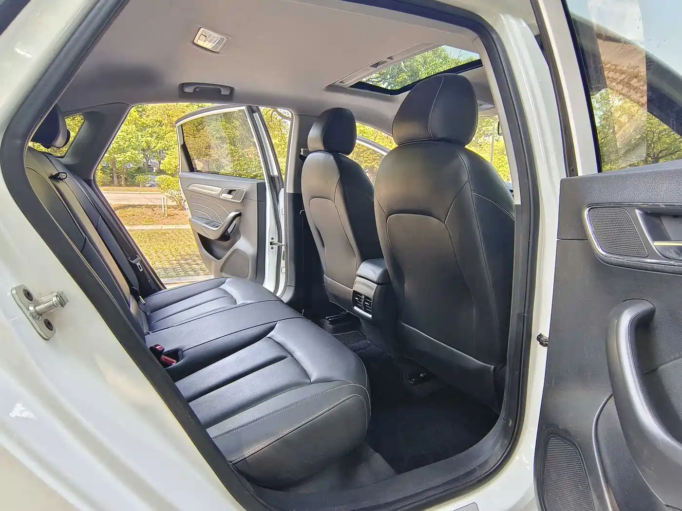 Roewe i6 2020 2020 PLUS 1.6L CVT 4G Connected Glory Holographic Edition