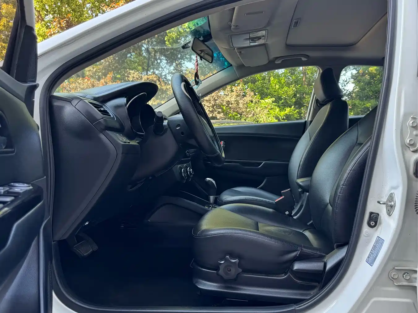 Kia K2 2012 Sedan 1.6L AT Premium ECO Commemorative Edition фото 8