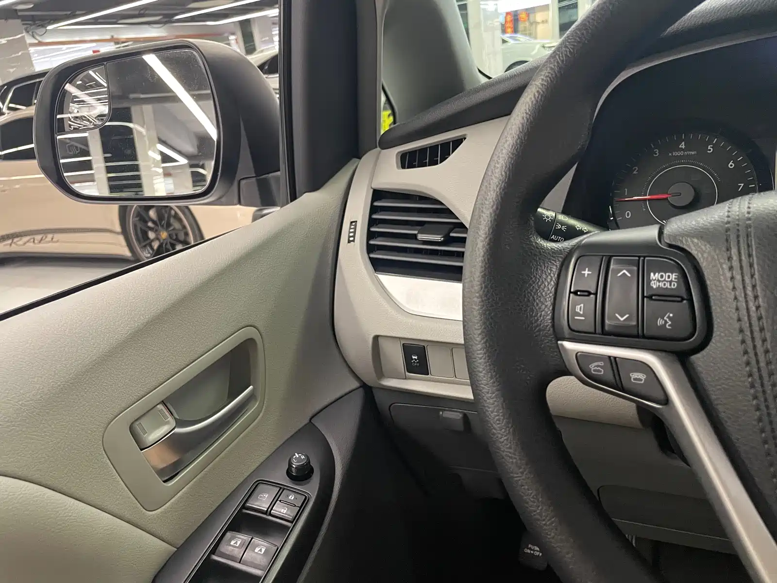 Photo 16 - Toyota Sienna