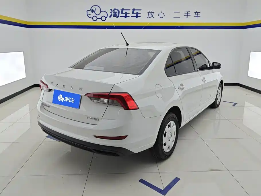 Photo 3 - Škoda Rapid