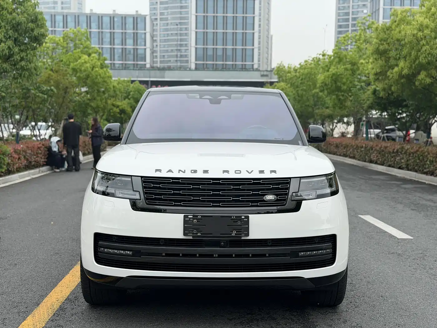 Land Rover Range Rover 2023 3.0 L6 360PS Golden Age Edition фото 2