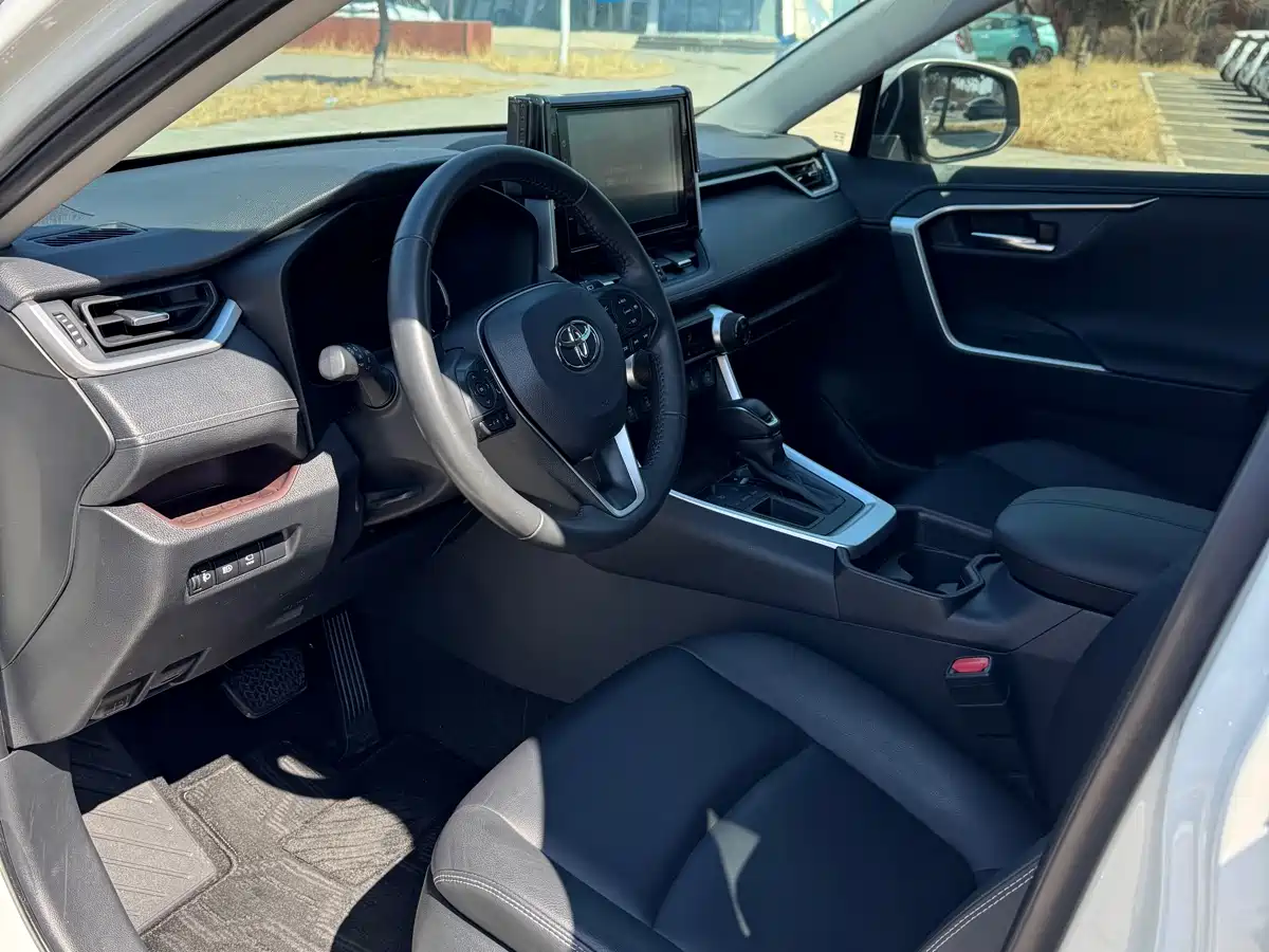 Toyota RAV4 Rongfang 2020 2.0L CVT 2WD Prestige Edition фото 4