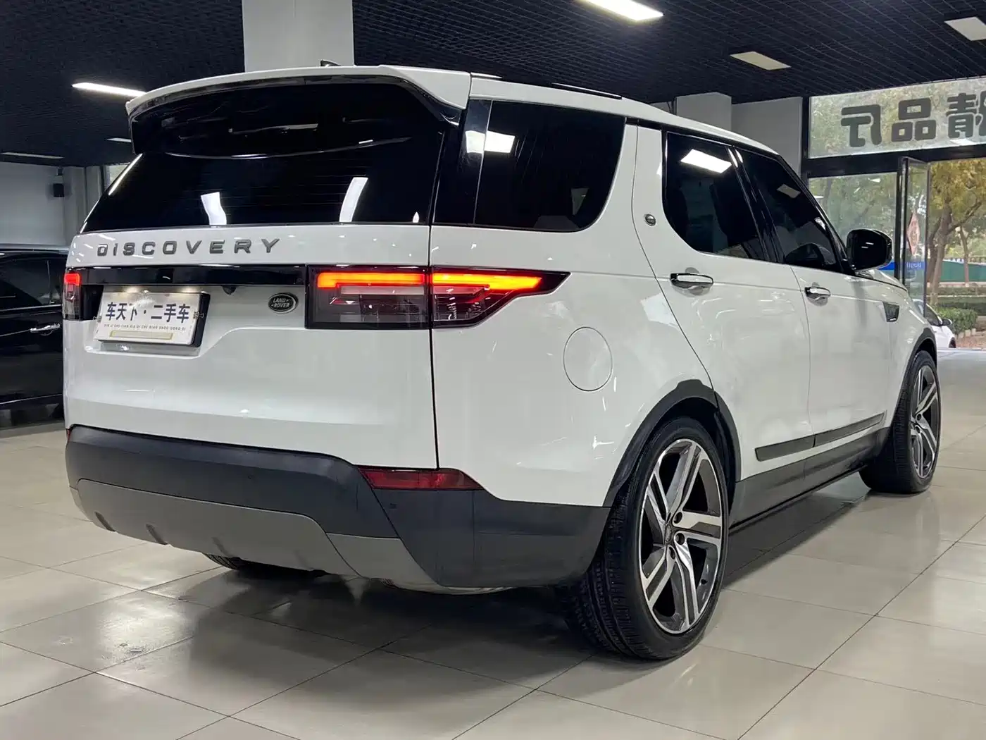 Land Rover Discovery 2018 2.0T SE фото 6