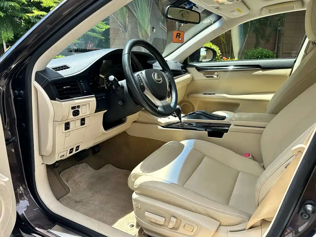 Фото 8 - Lexus ES