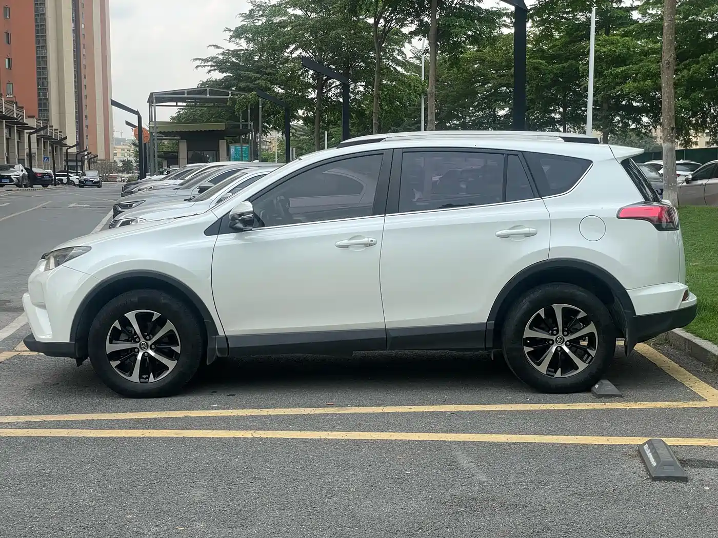 Toyota RAV4 Rongfang 2016 2.0L CVT 2WD Urban (China V) фото 8