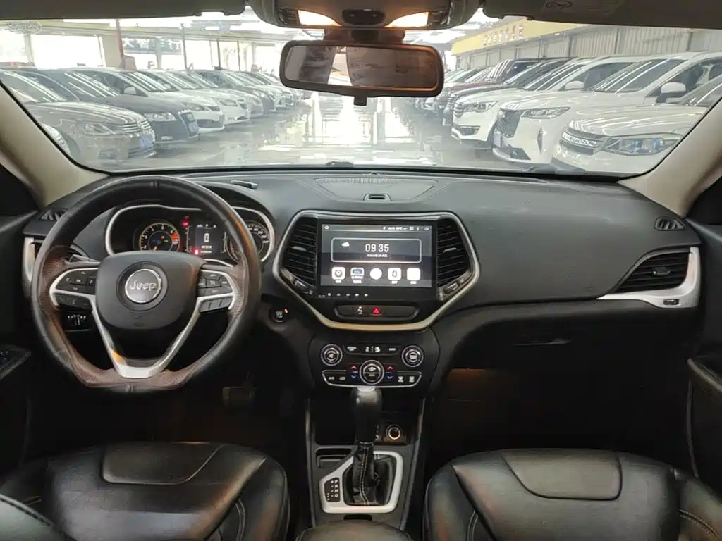 Фото 10 - Jeep Cherokee