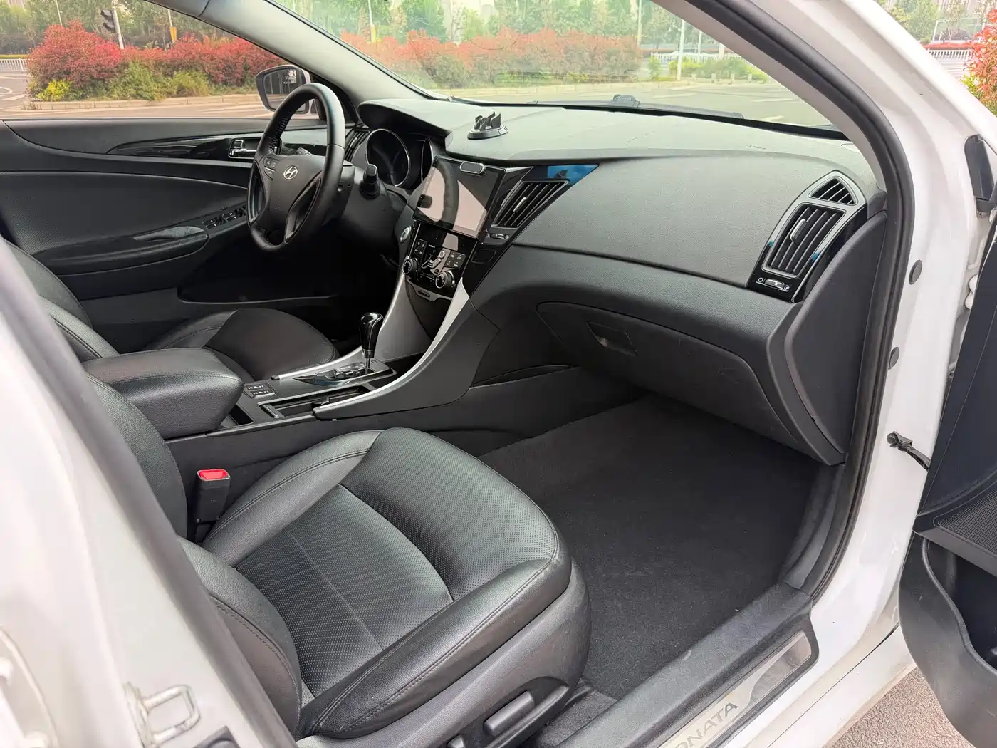 Hyundai Sonata 2014 2.0L Automatic Luxury фото 13