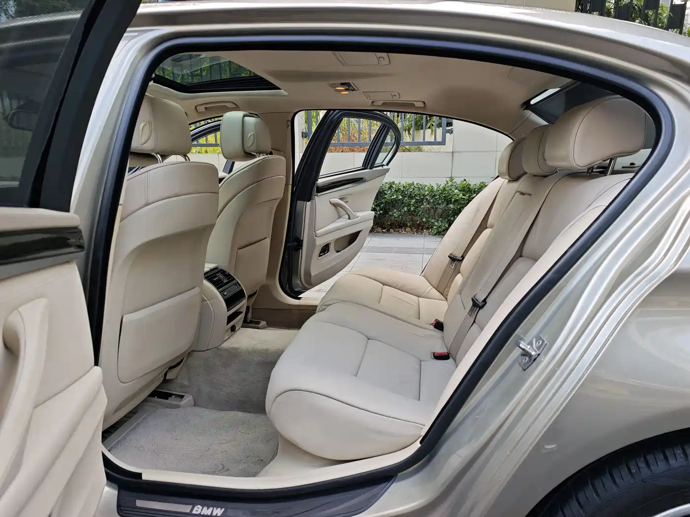 BMW 5 Series 2011 535Li Leading фото 14