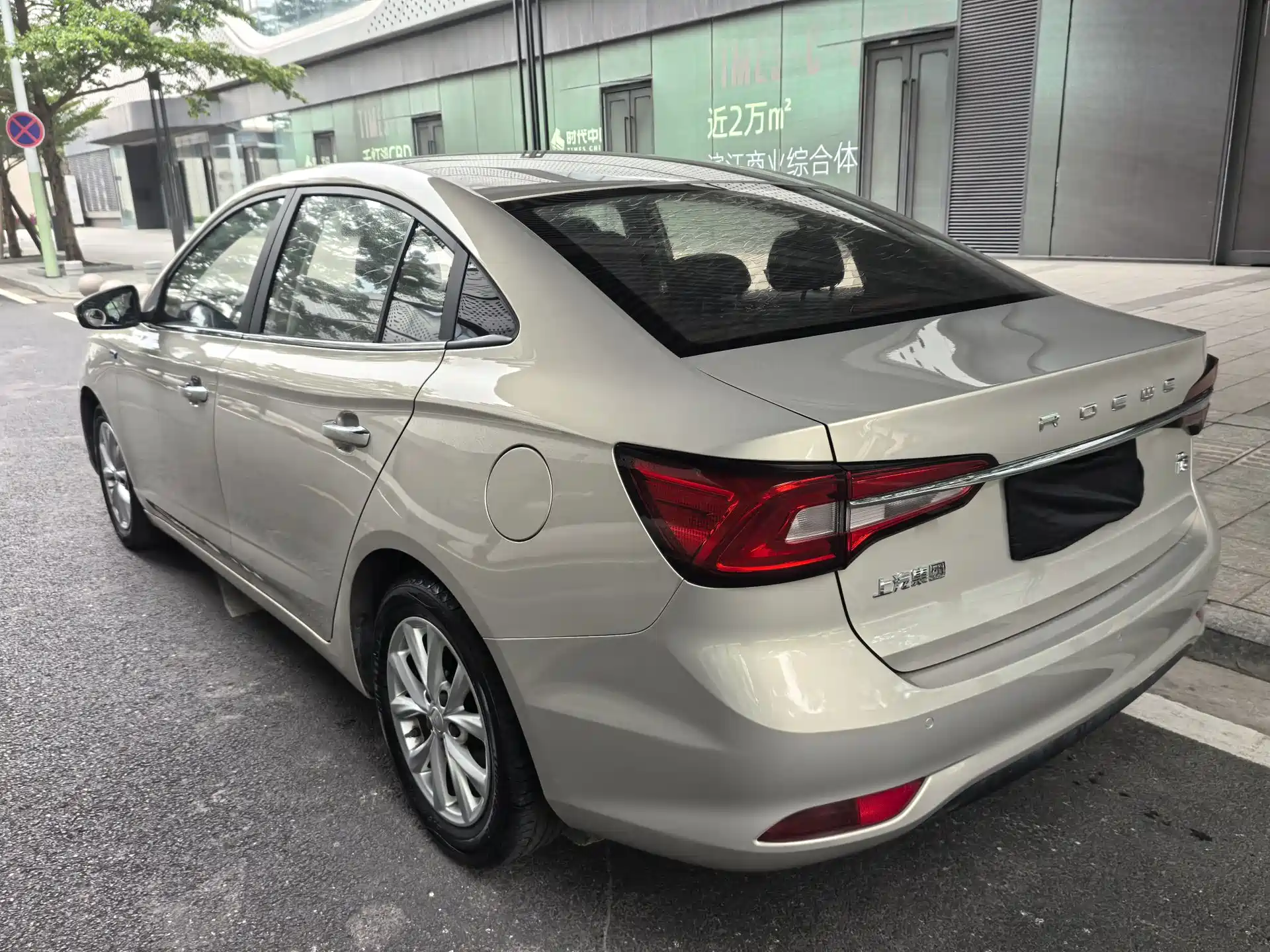 Фото 9 - Roewe i5