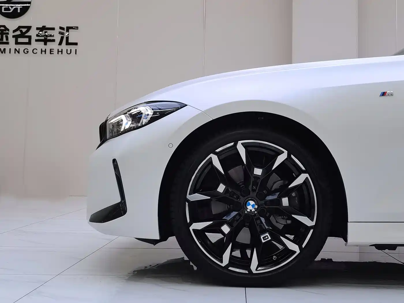 BMW 3 Series 2025 330i M Sport Night Edition фото 9