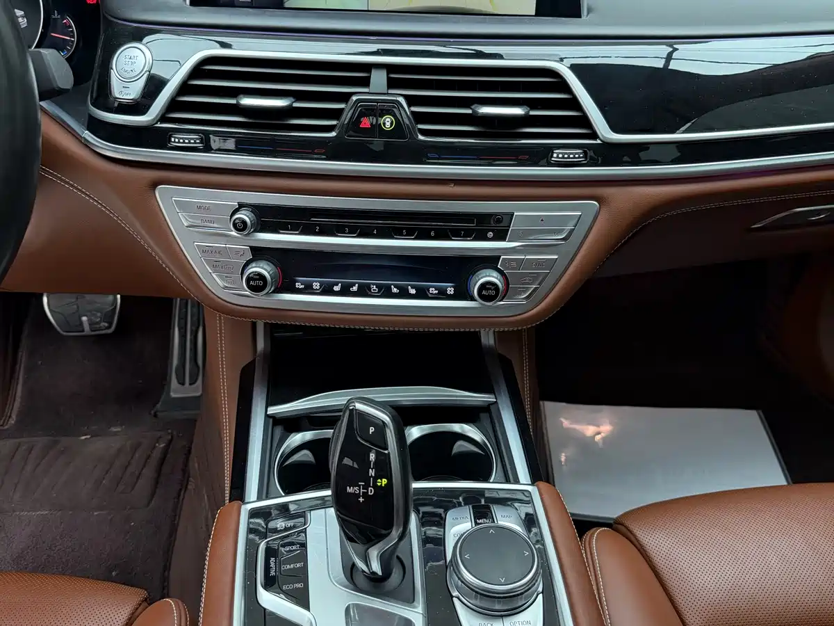 BMW 7 Series 2018 740Li xDrive Premium Type M Sport Package фото 12