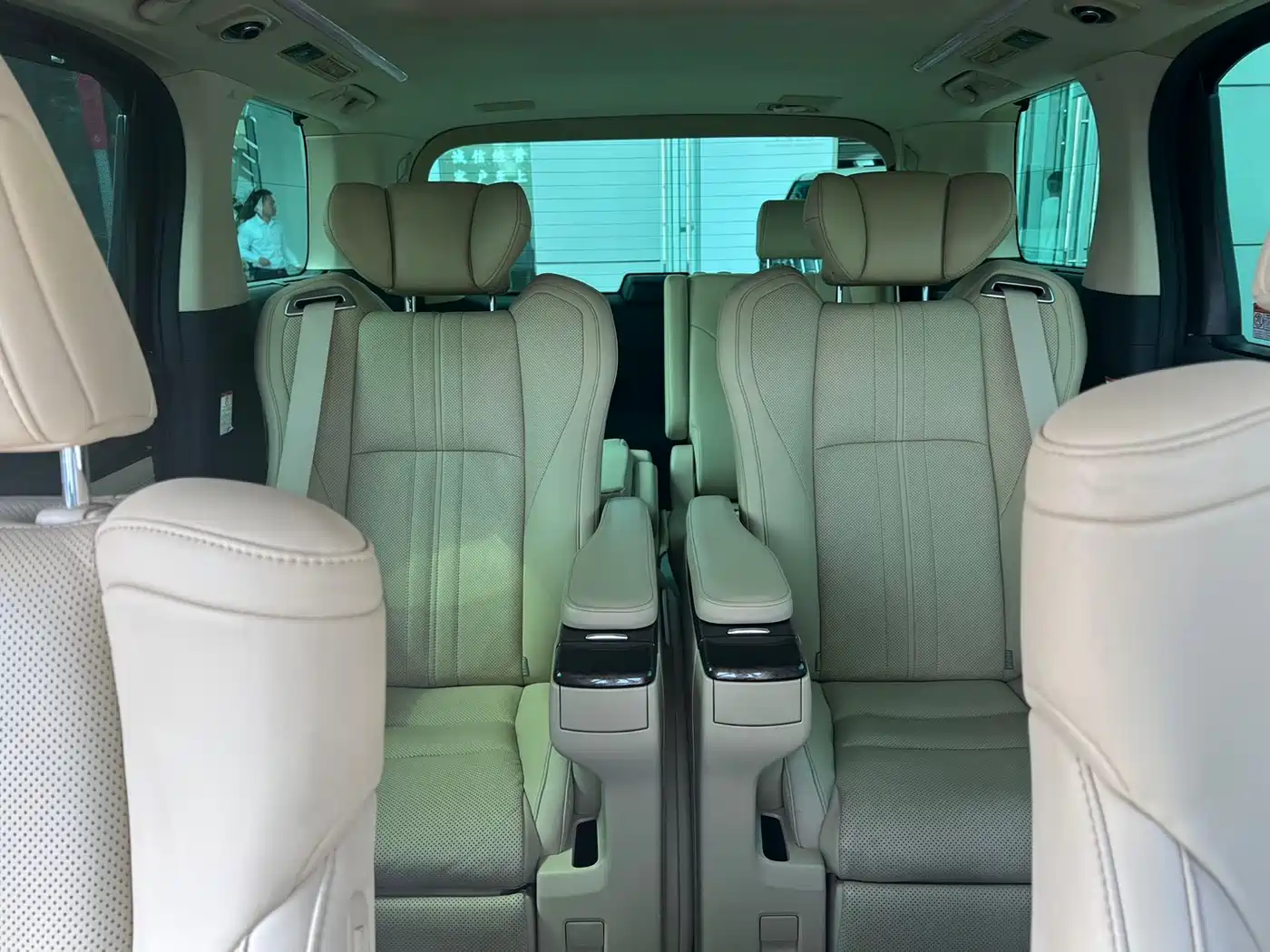 Toyota Vellfire 2020 Twin Engine 2.5L HV Premium Edition фото 8