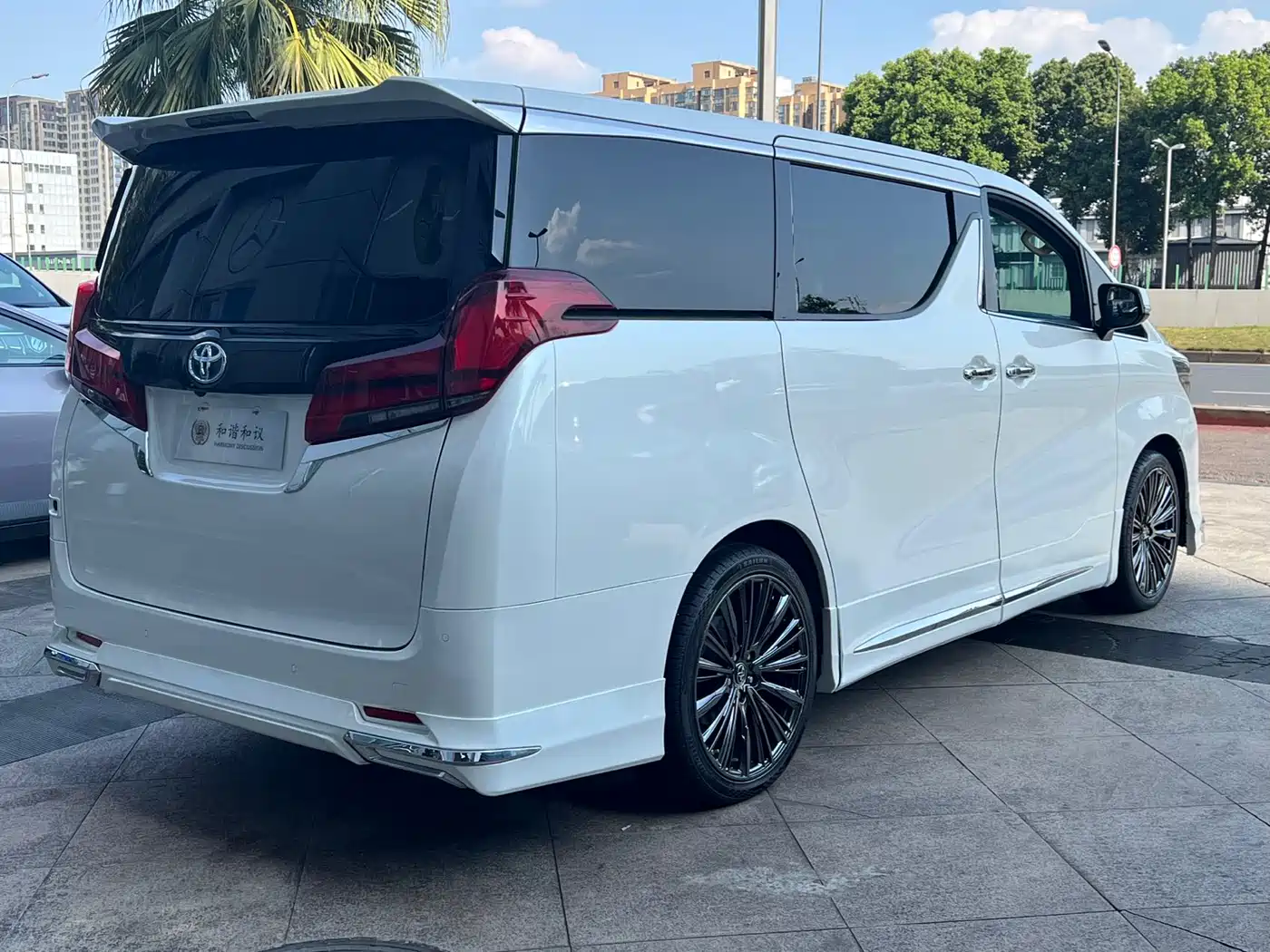 Toyota Alphard 2020 Hybrid 2.5L Premium Edition фото 17