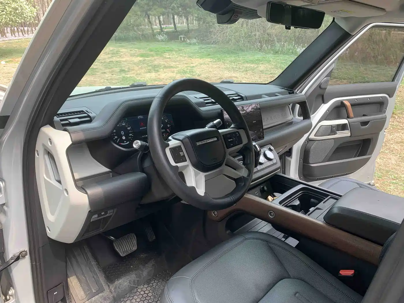Land Rover Defender 2022 110 P400 Dark Special Edition фото 8