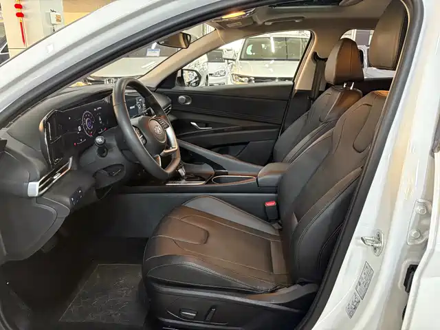 Hyundai Elantra 2022 1.5L CVT LUX Premium Edition — фото 4