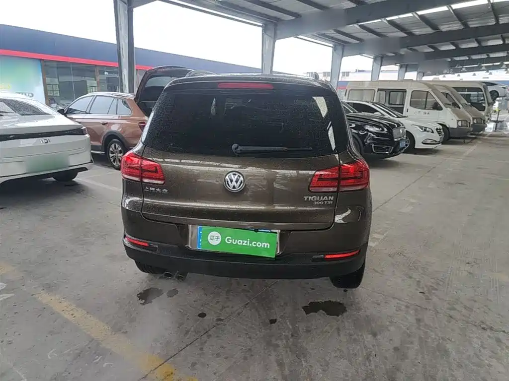 VOLKSWAGEN TIGUAN