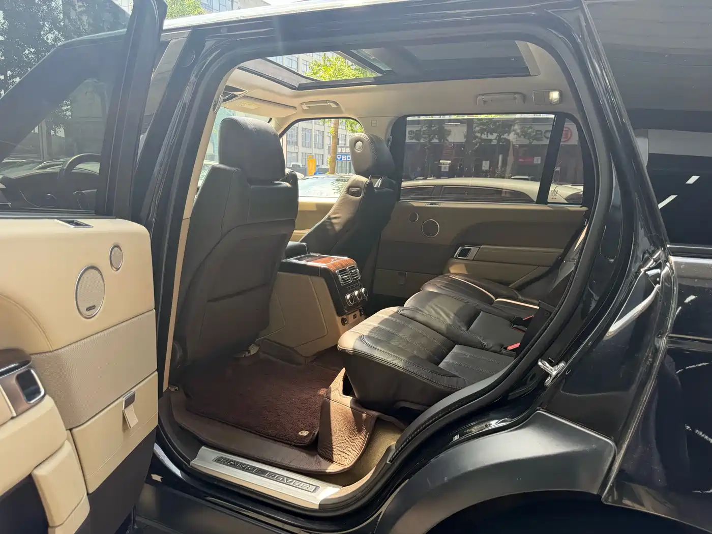 Photo 7 - Land Rover Range Rover