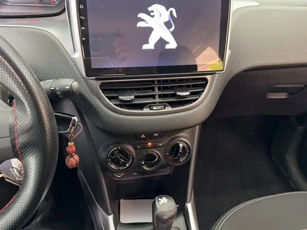 Peugeot 2008 2014 1.6L Automatic Trend Edition фото 4