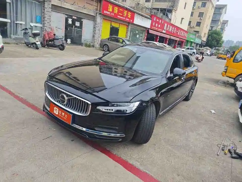 Фото 1 - Volvo S90